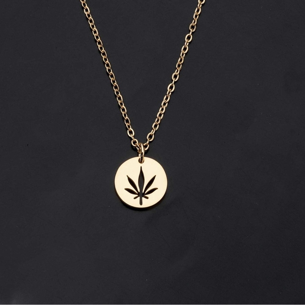 (2ct.) Gold Pendant Necklace with Leaf Design